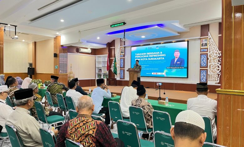 Suasana Tarawih Bersama dan Pengajian Refreshing PDM Kota Surakarta di Masjid Balai Muhammadiyah Surakarta dengan peserta dari unsur pimpinan Muhammadiyah dan amal usaha.