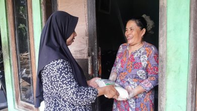 Guru TK Aisyiyah 13 Jepara menyerahkan bantuan zakat kepada warga sekitar sebagai bagian dari gerakan sekolah ramah sosial di Kalinyamatan.