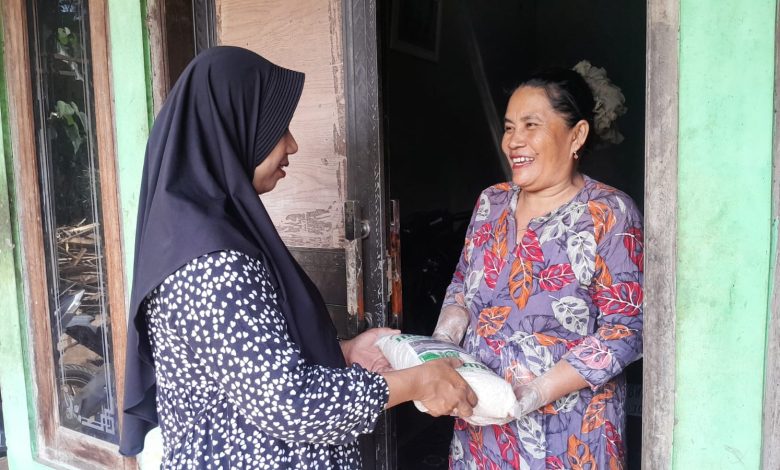 Guru TK Aisyiyah 13 Jepara menyerahkan bantuan zakat kepada warga sekitar sebagai bagian dari gerakan sekolah ramah sosial di Kalinyamatan.