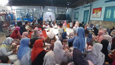 Siswa, orang tua, dan guru mengikuti kegiatan Pesantren Ramadan TK Aisyiyah 13 Jepara di halaman sekolah di Purwogondo.