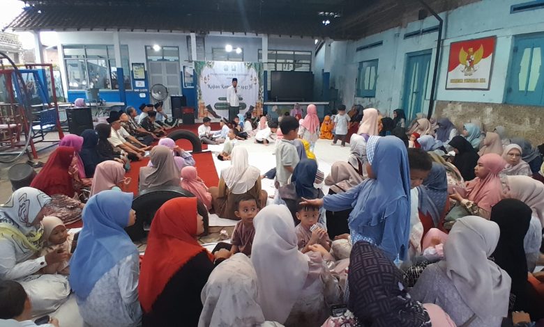 Siswa, orang tua, dan guru mengikuti kegiatan Pesantren Ramadan TK Aisyiyah 13 Jepara di halaman sekolah di Purwogondo.