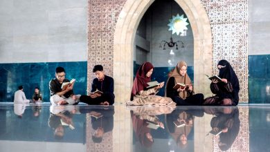 Sejumlah remaja membaca Al-Qur’an di dalam masjid sebagai ilustrasi peran masjid sebagai pusat ibadah, dakwah, dan pendidikan Islam.