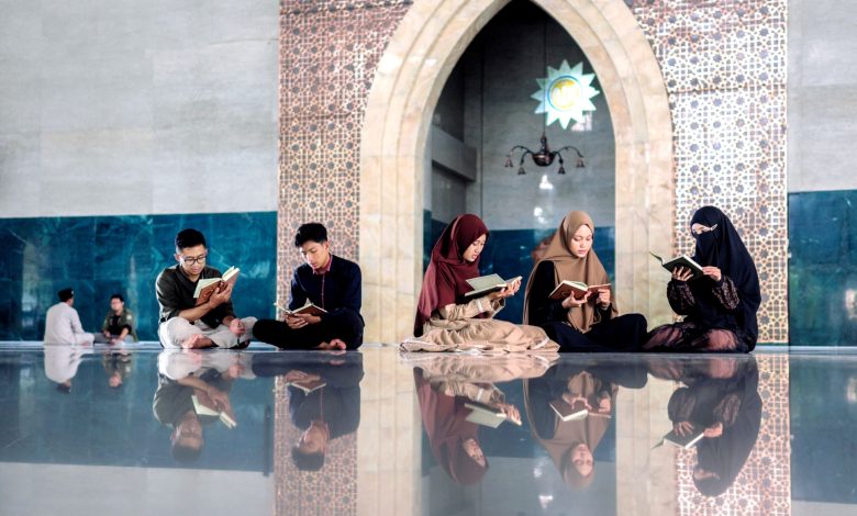 Sejumlah remaja membaca Al-Qur’an di dalam masjid sebagai ilustrasi peran masjid sebagai pusat ibadah, dakwah, dan pendidikan Islam.