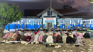 Siswa SD Muhammadiyah Kebagusan melaksanakan shalat tarawih berjamaah di halaman sekolah saat kegiatan MABIT Ramadan di Pemalang.