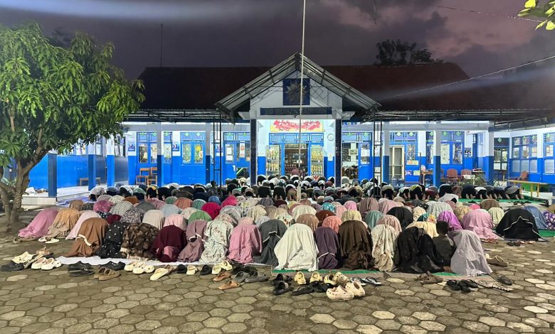 Siswa SD Muhammadiyah Kebagusan melaksanakan shalat tarawih berjamaah di halaman sekolah saat kegiatan MABIT Ramadan di Pemalang.