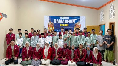 Mahasiswa IMM Al-Fatih UMPP berfoto bersama anak-anak dan pengelola PAY Muhammadiyah Ahmad Dahlan usai kegiatan edukasi antibullying bertajuk Ramadan Insight.