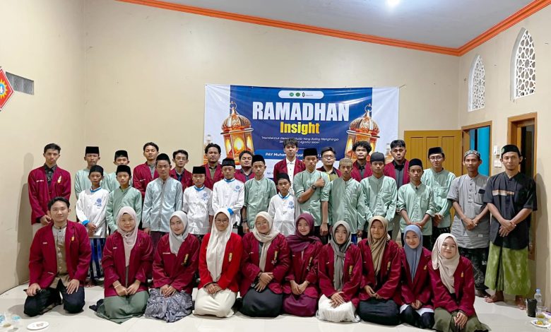Mahasiswa IMM Al-Fatih UMPP berfoto bersama anak-anak dan pengelola PAY Muhammadiyah Ahmad Dahlan usai kegiatan edukasi antibullying bertajuk Ramadan Insight.