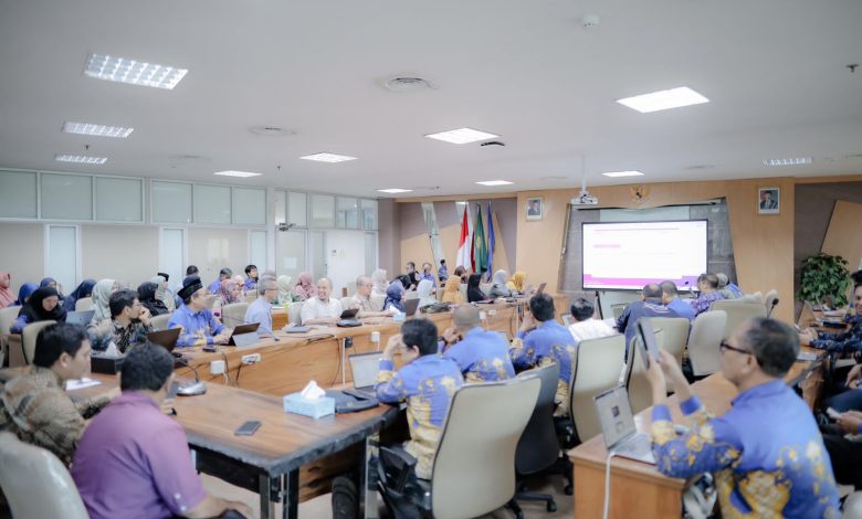 Pimpinan dan sivitas akademika UMS mengikuti rapat koordinasi persiapan Akreditasi Institusi Perguruan Tinggi 2026 di Ruang Sidang BPH Gedung Induk Siti Walidah.