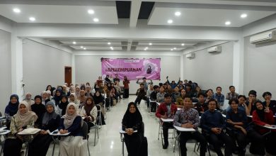 Peserta seminar edukasi Kekerasan Berbasis Gender Online (KBGO) yang digelar IMM Adam Malik dan IMM Averroes UMS berfoto bersama di ruang seminar.