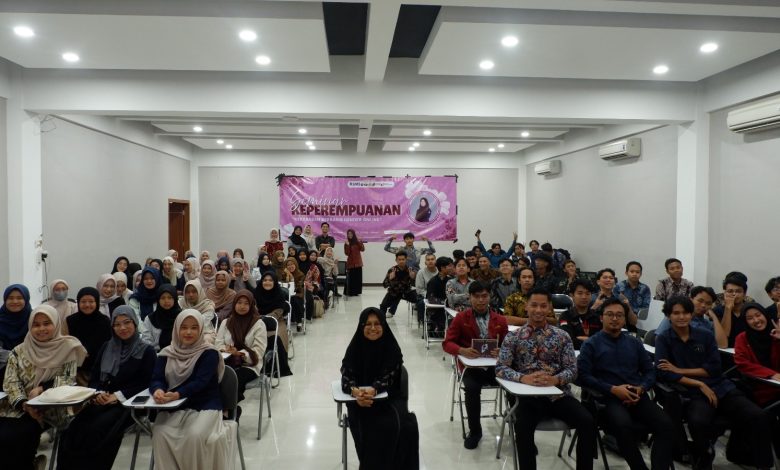 Peserta seminar edukasi Kekerasan Berbasis Gender Online (KBGO) yang digelar IMM Adam Malik dan IMM Averroes UMS berfoto bersama di ruang seminar.