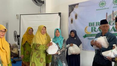 Pembagian paket sembako Ramadan oleh PCM Tembalang 1 dan PCA Tembalang 1 di Gedung Dakwah Griya Harmoni, Semarang.