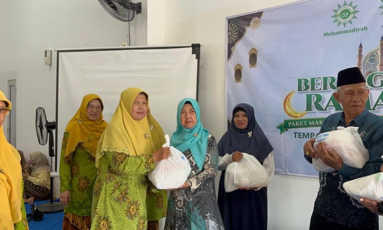 Pembagian paket sembako Ramadan oleh PCM Tembalang 1 dan PCA Tembalang 1 di Gedung Dakwah Griya Harmoni, Semarang.
