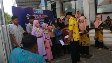 Penyerahan santunan kepada anak yatim dan dhuafa dalam kegiatan Gerakan Al-Ma’un di Masjid Al-Hikmah Tritih Kulon, Cilacap Utara, Ramadan 1447 H.