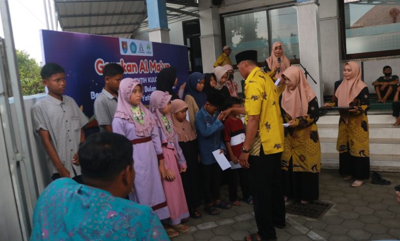 Penyerahan santunan kepada anak yatim dan dhuafa dalam kegiatan Gerakan Al-Ma’un di Masjid Al-Hikmah Tritih Kulon, Cilacap Utara, Ramadan 1447 H.
