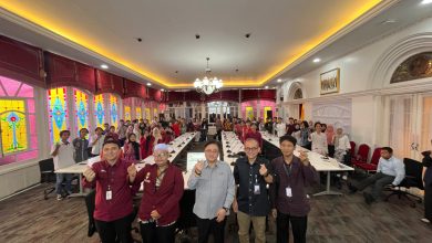 Peserta AUFCademy Future Skills Series DPD IMM Jawa Tengah berfoto bersama usai kegiatan literasi keuangan dan pengembangan keterampilan di Semarang.