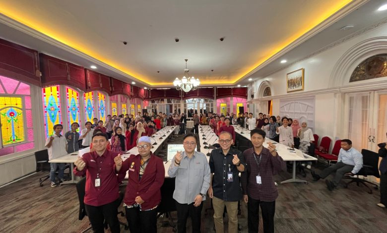 Peserta AUFCademy Future Skills Series DPD IMM Jawa Tengah berfoto bersama usai kegiatan literasi keuangan dan pengembangan keterampilan di Semarang.