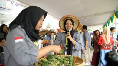 Mahasiswa UMS mempresentasikan produk pangan lokal saat Expo KKN MAs di Sukoharjo dengan UMS sebagai tuan rumah.