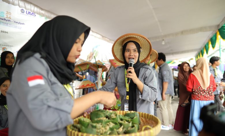 Mahasiswa UMS mempresentasikan produk pangan lokal saat Expo KKN MAs di Sukoharjo dengan UMS sebagai tuan rumah.