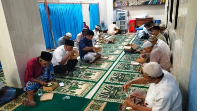 Jamaah mengikuti buka bersama usai Pengajian Jelang Buka di Masjid Nur Hidayah Tanjung, Purwokerto Selatan, Ahad (15/3/2026).