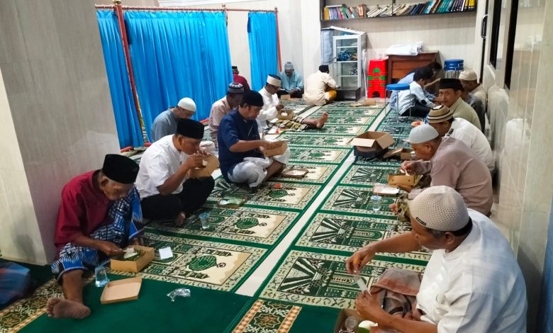 Jamaah mengikuti buka bersama usai Pengajian Jelang Buka di Masjid Nur Hidayah Tanjung, Purwokerto Selatan, Ahad (15/3/2026).