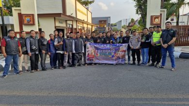 Anggota BikersMu Kudus, Pati, dan Demak bersama Kapolsek Kudus Kota berfoto bersama saat kegiatan berbagi 500 takjil Ramadan di depan Polsek Kudus Kota.