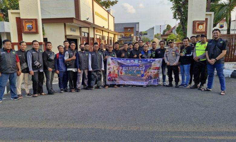 Anggota BikersMu Kudus, Pati, dan Demak bersama Kapolsek Kudus Kota berfoto bersama saat kegiatan berbagi 500 takjil Ramadan di depan Polsek Kudus Kota.
