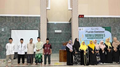 Panitia dan peserta berdiri di dalam Masjid Al-Manaar Ngawonggo pada kegiatan Santunan Yatim dan Dhuafa ke-5 di Klaten, Minggu (15/3/2026).