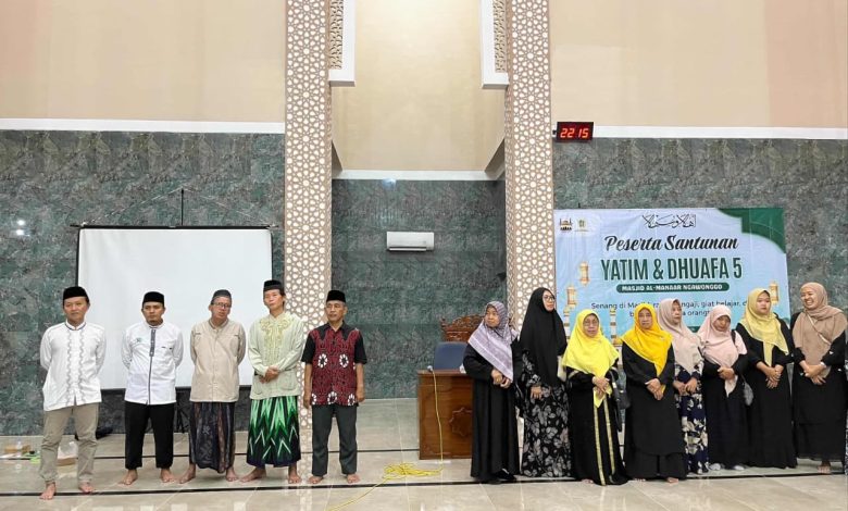 Panitia dan peserta berdiri di dalam Masjid Al-Manaar Ngawonggo pada kegiatan Santunan Yatim dan Dhuafa ke-5 di Klaten, Minggu (15/3/2026).
