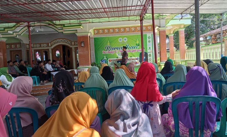 Jamaah menghadiri kegiatan Ramadan Berbagi dan Menginspirasi 1447 H yang digelar PRA dan PRM Palur di Masjid An Nuur Turen, Mojolaban, Sukoharjo.