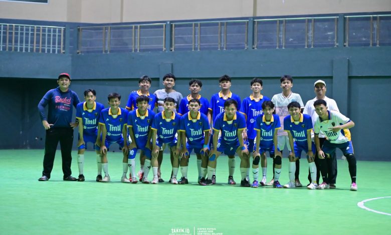 Tim Futsal TMU berfoto bersama usai mengikuti Turnamen Sixfeo Futsal Ramadhan 2026 di GOR Tegal Selatan, Tegal.