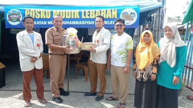 Penyerahan bantuan peralatan P3K dan logistik dari MPKU PDM Cilacap kepada relawan Posko MudikMu Aman AMM Jeruklegi.