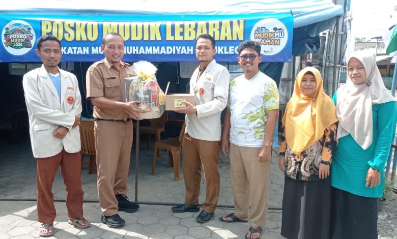 Penyerahan bantuan peralatan P3K dan logistik dari MPKU PDM Cilacap kepada relawan Posko MudikMu Aman AMM Jeruklegi.