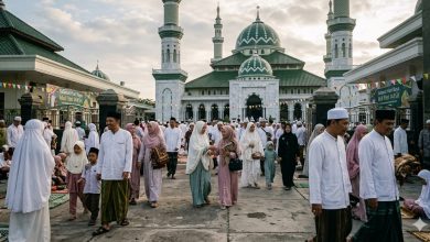 Jemaah Muslim berjalan keluar dari area masjid usai menunaikan salat Idul Fitri 1445 H pada pagi hari.