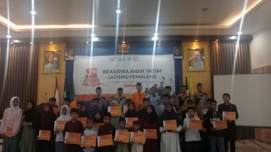 Penerima Beasiswa Anak Yatim Lazismu Pemalang berfoto bersama pengurus dan perwakilan sekolah di Aula Gedung Dakwah Muhammadiyah Pemalang.
