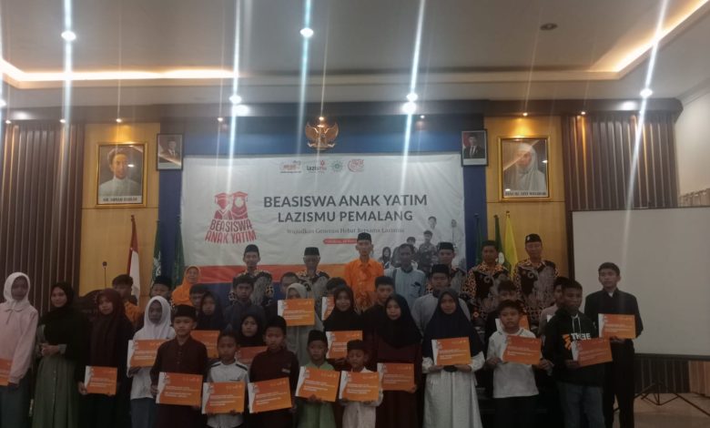 Penerima Beasiswa Anak Yatim Lazismu Pemalang berfoto bersama pengurus dan perwakilan sekolah di Aula Gedung Dakwah Muhammadiyah Pemalang.