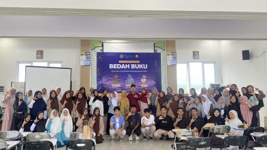 Peserta bedah buku Blue Sky: Filantropi Mencerahkan Hati berfoto bersama usai kegiatan literasi di Kampus A AKMT Temanggung.