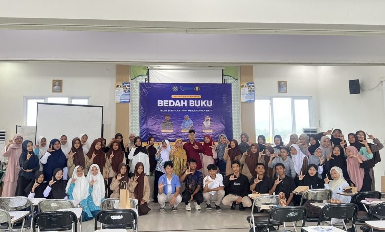 Peserta bedah buku Blue Sky: Filantropi Mencerahkan Hati berfoto bersama usai kegiatan literasi di Kampus A AKMT Temanggung.