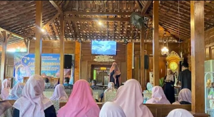 Suasana Safari Ramadhan SD Muhammadiyah PK Banyudono saat narasumber menyampaikan materi di hadapan guru, karyawan, dan peserta kegiatan.
