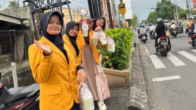 Sejumlah siswi MTs Muhammadiyah Purwokerto membagikan takjil kepada pengguna jalan dalam rangkaian kegiatan Semarak Bulan Suci Ramadan.