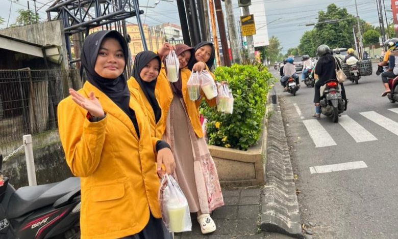 Sejumlah siswi MTs Muhammadiyah Purwokerto membagikan takjil kepada pengguna jalan dalam rangkaian kegiatan Semarak Bulan Suci Ramadan.