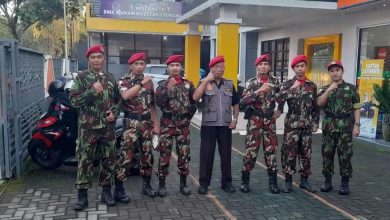 Personel KOKAM Cabang Temanggung berfoto bersama di depan SMK Muhammadiyah 1 Temanggung sebelum bertugas mengamankan kajian Ahad pagi Ramadan.
