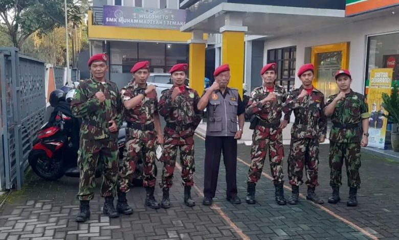 Personel KOKAM Cabang Temanggung berfoto bersama di depan SMK Muhammadiyah 1 Temanggung sebelum bertugas mengamankan kajian Ahad pagi Ramadan.