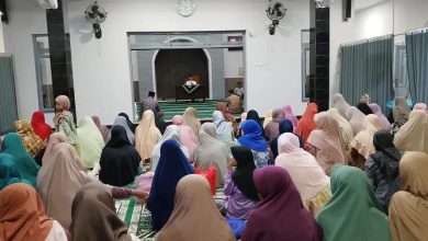 Jamaah mengikuti kajian Ramadan di Masjid Jami’ Darul Muttaqien Danurejo sebelum buka puasa bersama.
