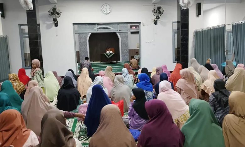 Jamaah mengikuti kajian Ramadan di Masjid Jami’ Darul Muttaqien Danurejo sebelum buka puasa bersama.
