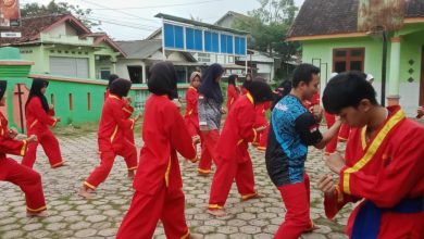 Siswa SMP Muhammadiyah Nusawungu mengikuti latihan Tapak Suci saat Pesantren Ramadan di halaman sekolah, Cilacap.