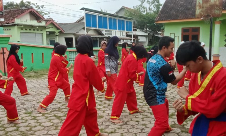 Siswa SMP Muhammadiyah Nusawungu mengikuti latihan Tapak Suci saat Pesantren Ramadan di halaman sekolah, Cilacap.