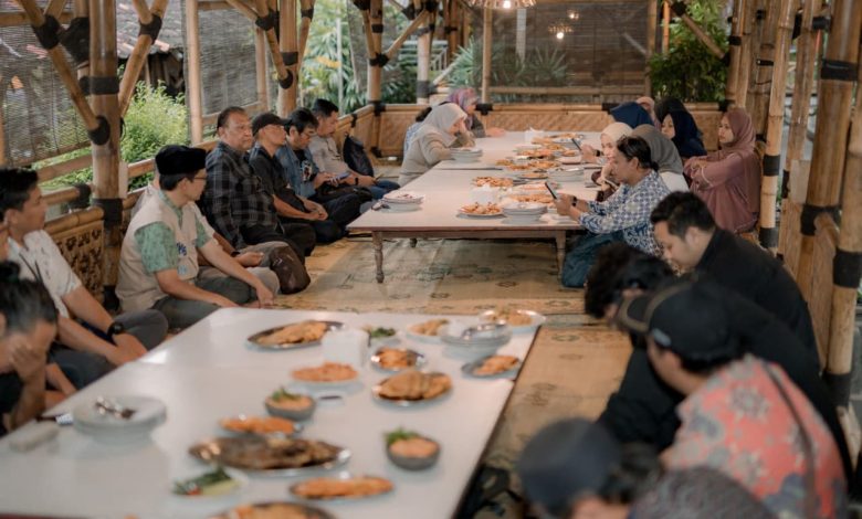 Suasana buka puasa bersama UMS dengan wartawan Solo Raya di RM Rasa Mirasa, Surakarta.