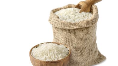 Ilustrasi beras dalam karung goni dan mangkuk kayu sebagai gambaran zakat fitrah dalam bentuk bahan makanan pokok.