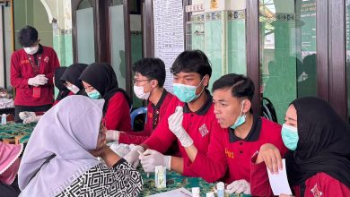 Mahasiswa TBM Gyrus FK UMS memberikan layanan pemeriksaan kesehatan gratis kepada warga dalam kegiatan GRAVITY 2026 di depan Masjid Jami’ Al-Hidayah, Surakarta.