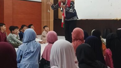 Seorang pendongeng menyampaikan kisah inspiratif kepada murid kelas I SD Muhammadiyah PK Kottabarat Solo saat kegiatan Pesantren Ramadan 1447 Hijriah.
